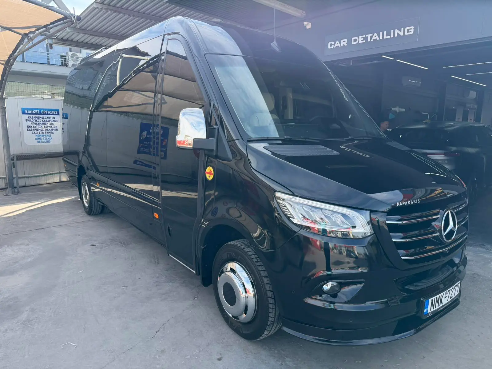 Μαύρο minibus Mercedes-Benz της Thessaloniki Bus Transfer